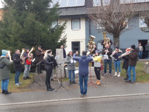 Alle Jahre wieder: Weihnachtslieder spielen im Ort